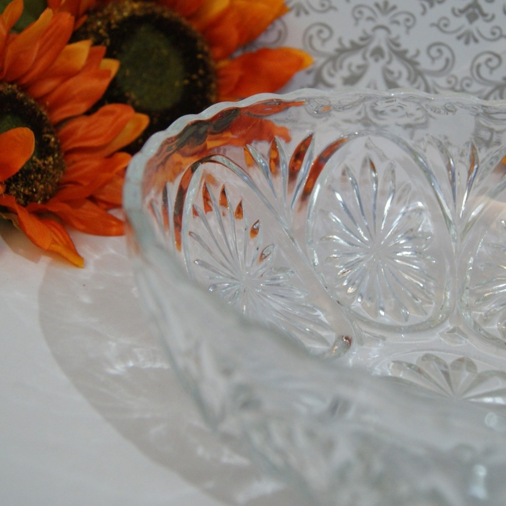 VTG 8" Clear Glass Serving Bowl Anchor Hocking Star Burst Medallion Scalloped